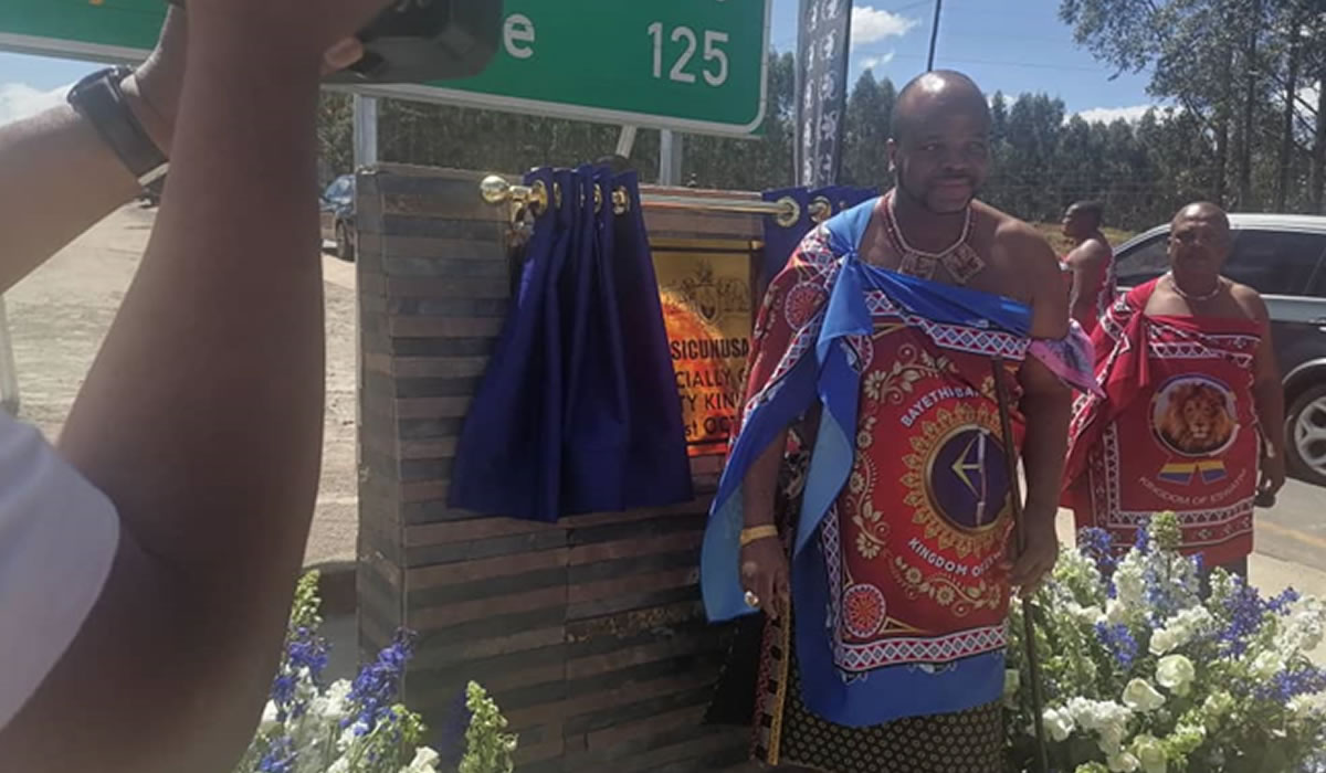 His Majesty King Mswati III officially opens the Nhlangano - Sicunusa Road